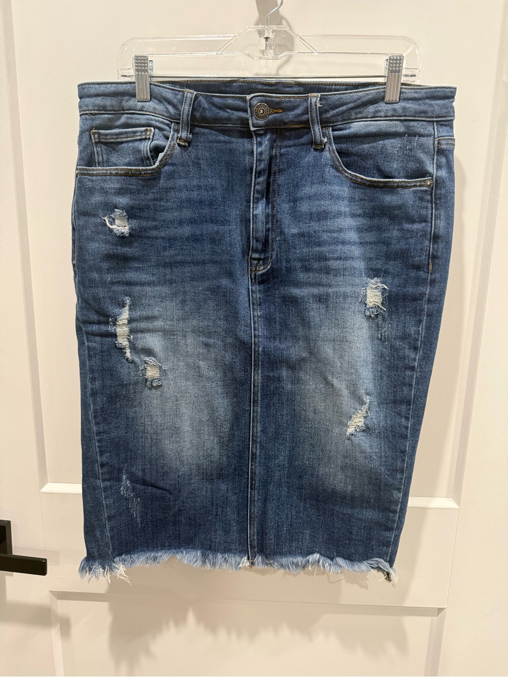 Risen Distressed Dark Wash denim pencil skirt
Size Xl